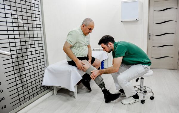 В рамках программы обеспечения высокотехнологичными протезами раненых военнослужащих протезами обеспечена еще одна группа инвалидов Карабахской войны - Sputnik Азербайджан