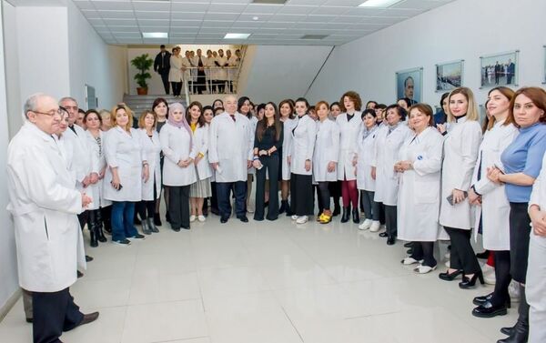 Вице-президент Фонда Гейдара Алиева Лейла Алиева посетила НИИ гематологии и трансфузиологии в Баку  - Sputnik Азербайджан
