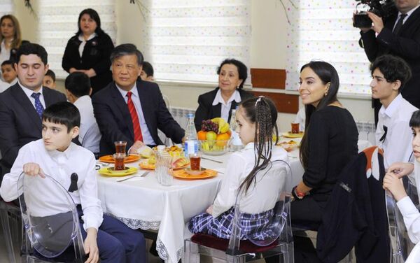 Вице-президент Фонда Гейдара Алиева Лейла Алиева встретилась с воспитанниками детдома в Сураханском районе Баку - Sputnik Азербайджан