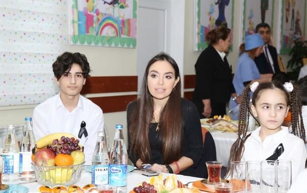 Вице-президент Фонда Гейдара Алиева Лейла Алиева встретилась с воспитанниками детдома в Сураханском районе Баку - Sputnik Азербайджан