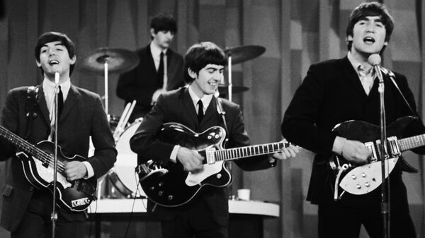 Британская рок-группа The Beatles во время выступления, 1964 год - Sputnik Азербайджан
