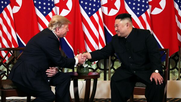 Рукопожатие президента США Дональда Трампа и лидера КНДР Ким Чен Ына - Sputnik Azərbaycan