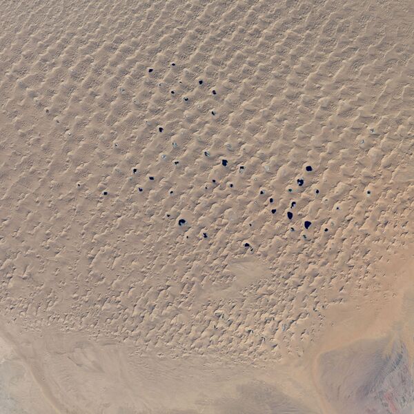 Вид из космоса на пустыню Бадын-Джаран в Китай - Sputnik Азербайджан