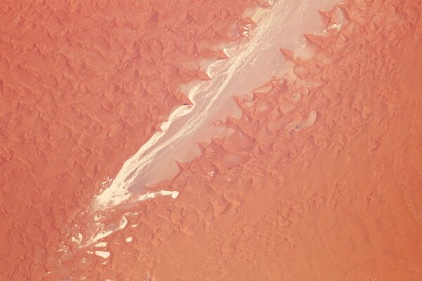 Вид из космоса на реку Цаучаб и озеро Соссус Влей в Намибии - Sputnik Азербайджан
