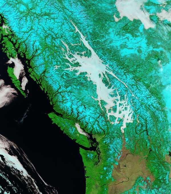 Вид из космоса туманной долины в Британской Колумбии, Канада - Sputnik Азербайджан