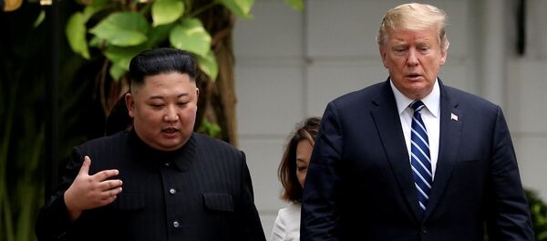 Президент США Дональд Трамп и лидер КНДР Ким Чен Ын Во время встречи в Ханое Президент США Дональд Трамп и лидер КНДР Ким Чен Ын Во время встречи в Ханое - Sputnik Азербайджан