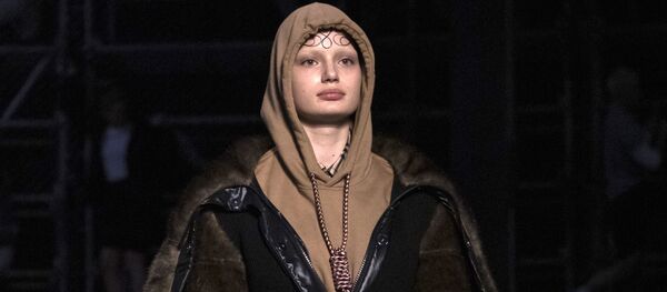 Модель на показе коллекции Burberry осень-зима 2019 в скандальной толстовке Модель на показе коллекции Burberry осень-зима 2019 в скандальной толстовке - Sputnik Азербайджан