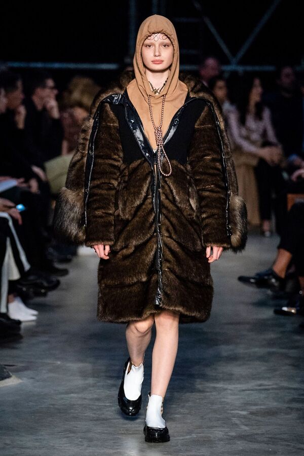 Burberry обвинили в пропаганде суицида Burberry обвинили в пропаганде суицида - Sputnik Азербайджан