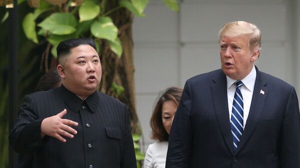 Лидер Северной Кореи Ким Чен Ун и президент США Дональд Трамп беседуют в саду отеля Metropole - Sputnik Azərbaycan