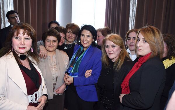 Президент Грузии Саломе Зурабишвили встретилась с грузинской общиной Гахского района - Sputnik Азербайджан