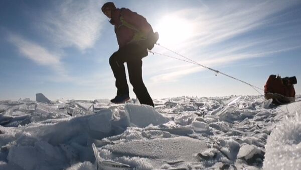 Шведка в одиночку прошла по льду Байкала 700 километров - Sputnik Азербайджан