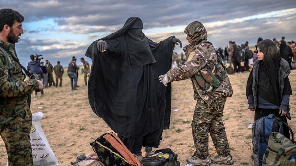 Обыск лиц, покинувших последний лагерь ИГ (запрещена в России) в Багхузе, Сирия - Sputnik Azərbaycan