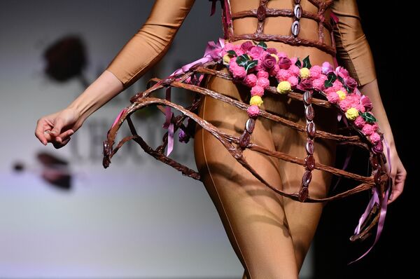 Модель в изделии из шоколада на модном показе Шоколадной ярмарки в Брюсселе - Sputnik Азербайджан