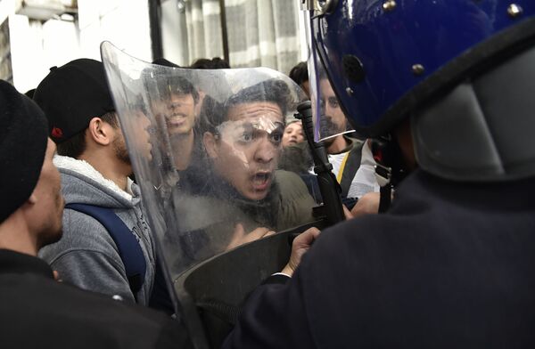 Акция протеста студентов в Алжире против выдвижения президента Абделя Азиза Бутефлики на пятый срок - Sputnik Азербайджан