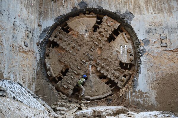 Рабочий возле бурильной машины на строительстве туннеля для метро в Ахмедабаде, Индия - Sputnik Азербайджан