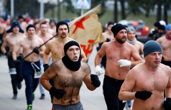 Мужчины принимают участие в гонке в честь Дня защитника Отечества в Минске, Беларусь - Sputnik Азербайджан
