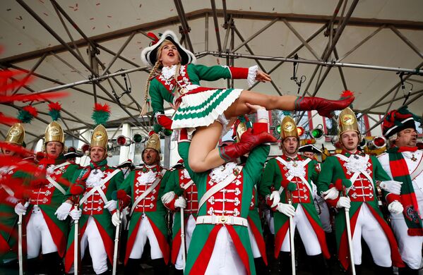 Участники уличного карнавала в Кельне, Германия - Sputnik Азербайджан