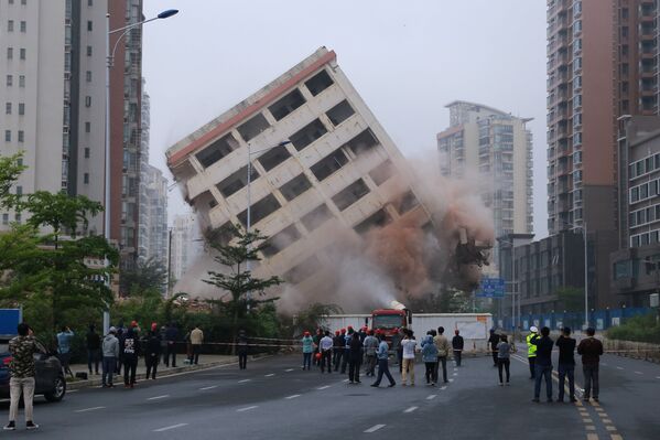 Снос здания в китайском городе Хайкоу - Sputnik Азербайджан
