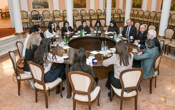 Встреча посла РФ Михаила Бочарникова со студентами БСУ - Sputnik Азербайджан