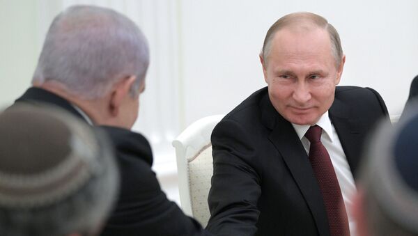 Президент РФ Владимир Путин и премьер-министр Государства Израиль Биньямин Нетаньяху (слева) во время встречи - Sputnik Азербайджан