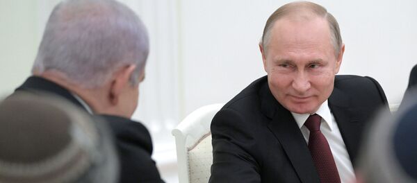 Президент РФ Владимир Путин и премьер-министр Государства Израиль Биньямин Нетаньяху (слева) во время встречи - Sputnik Азербайджан