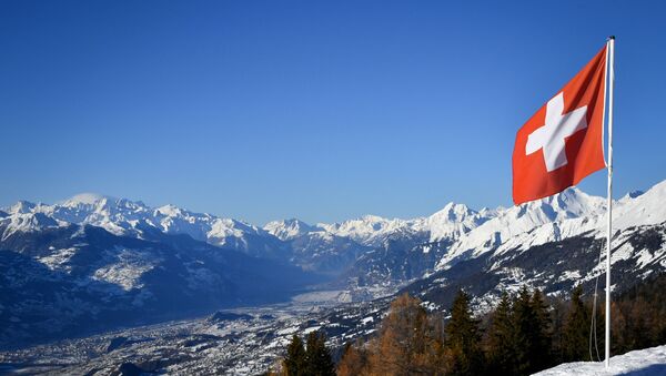 Швейцарский флаг развевается в Кран-Монтане над долиной Роны в швейцарском кантоне Вале - Sputnik Азербайджан