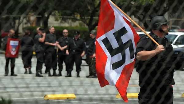Члены неонацистской группировки Американское национал-социалистическое движение на митинге перед зданием муниципалитета Лос-Анджелеса - Sputnik Азербайджан