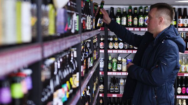 В магазине сети Беру выходной продаётся более трёх тысяч сортов пива и более трёх сотен сортов сидра, пуарэ и медовухи - Sputnik Азербайджан