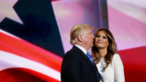 Президент Дональд Трамп целует свою жену Меланию - Sputnik Азербайджан