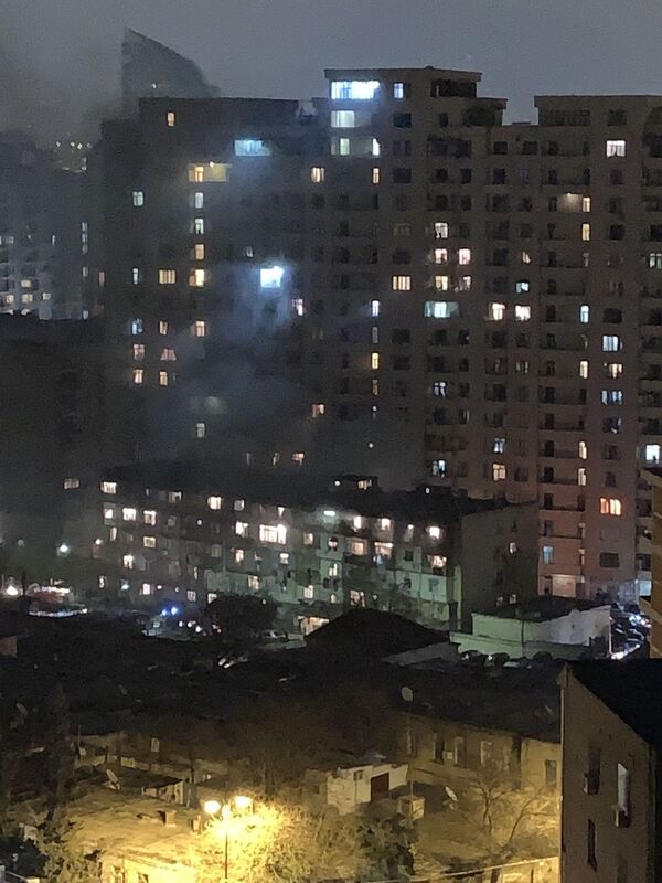 В жилом доме в Баку вспыхнул пожар - фото, видео В жилом доме в Баку вспыхнул пожар - фото, видео - Sputnik Азербайджан