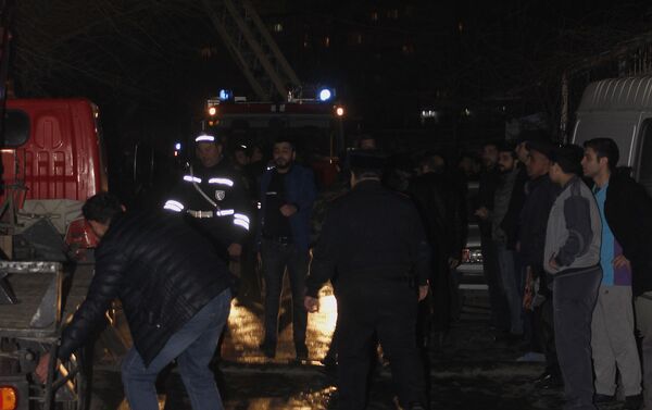 Пожар в жилом доме на улице Малика Мамедова в Наримановском районе Баку - Sputnik Азербайджан