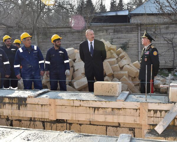 Глава государства изучил в Агсу ход работ по устранению последствий землетрясения Глава государства изучил в Агсу ход работ по устранению последствий землетрясения - Sputnik Азербайджан