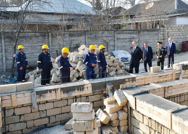 Глава государства изучил в Агсу ход работ по устранению последствий землетрясения Глава государства изучил в Агсу ход работ по устранению последствий землетрясения - Sputnik Азербайджан