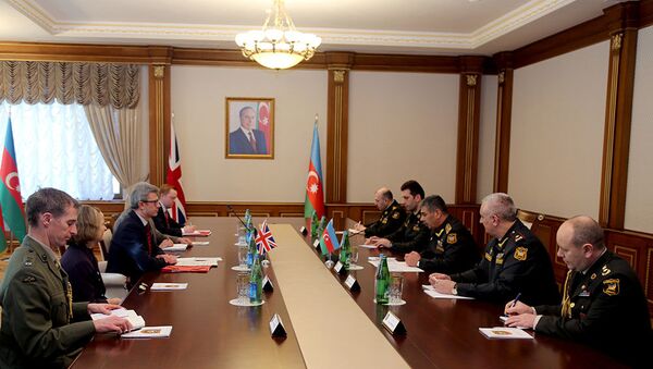 Министр обороны Азербайджана встретился с делегацией Министерства обороны Великобритании - Sputnik Азербайджан