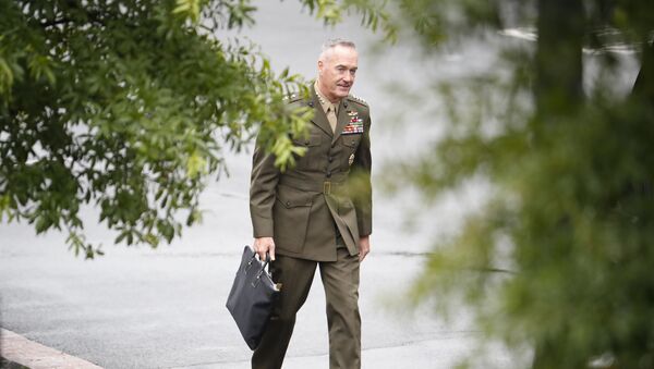 Председатель Объединенного комитета начальников генералов Джозеф Данфорд покидает Белый дом в Вашингтоне после встречи высокопоставленных чиновников администрации - Sputnik Azərbaycan