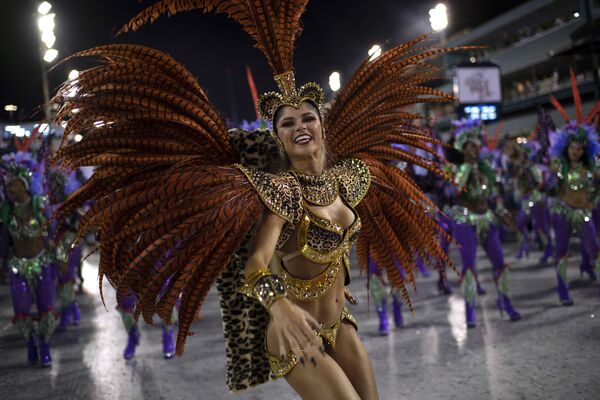 Девушка из школы самбы Grande Rio выступает в первый вечре карнавала в Рио-де-Жанейро, Бразилия - Sputnik Азербайджан