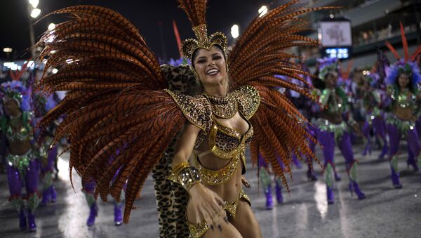 Девушка из школы самбы Grande Rio выступает в первый вечре карнавала в Рио-де-Жанейро, Бразилия - Sputnik Azərbaycan