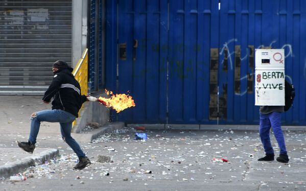 Мужчина бросает коктейль Молотова во время протеста в Гондурасе - Sputnik Азербайджан