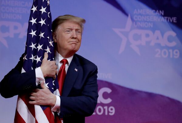 Президент США Дональд Трамп с флагом США на Конференции консервативного политического действия - Sputnik Азербайджан