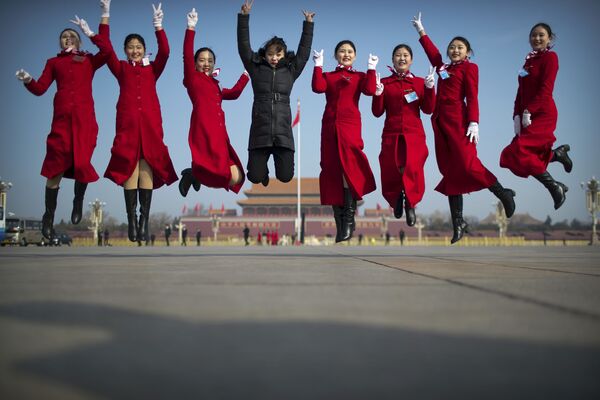 Девушки-хостес на площади Тяньаньмэнь в Пекине во время ежегодной сессии Всекитайского собрания народных представителей - Sputnik Азербайджан