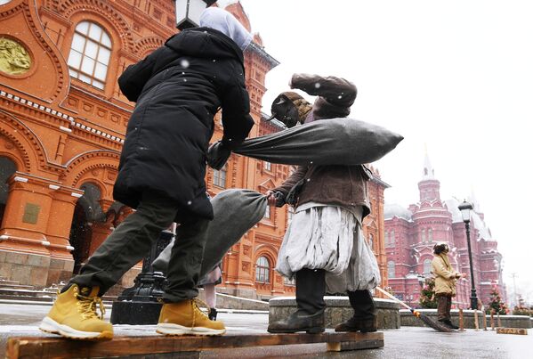 Участники Масленичных гуляний в рамках фестиваля Московская Масленица на Манежной площади в Москве - Sputnik Азербайджан