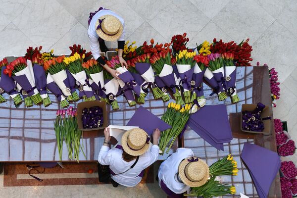Продажа тюльпанов на Весеннем цветочном базаре в Петровском Пассаже в Москве - Sputnik Азербайджан
