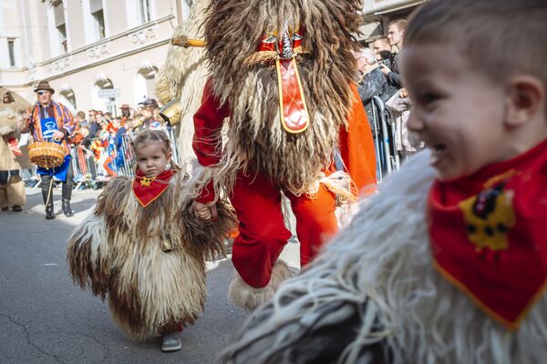Дети в костюмах традиционных персонажей Kurents на карнавале в городе Птуй, Словения - Sputnik Азербайджан
