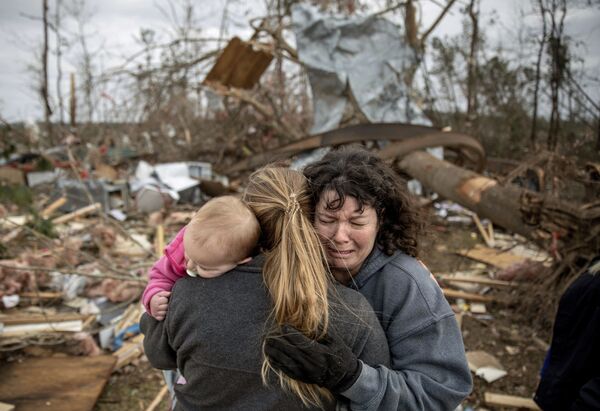 Семья плачет на руинах дома, разрушенного торнадо, Борегард, штат Алабама - Sputnik Азербайджан
