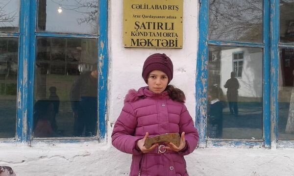 Азербайджанская школьница нашла древнее оружие - фото Азербайджанская школьница нашла древнее оружие - фото - Sputnik Азербайджан