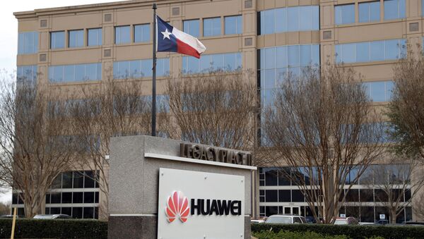 Государственный флаг Техаса находится за пределами места нахождения компании Huawei Technologies Ltd. в Плано, штат Техас - Sputnik Азербайджан
