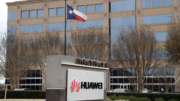 Государственный флаг Техаса находится за пределами места нахождения компании Huawei Technologies Ltd. в Плано, штат Техас - Sputnik Азербайджан