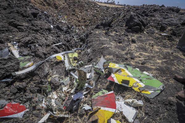 Обломки на месте крушения самолета авиакомпании Ethiopian Airlines - Sputnik Азербайджан