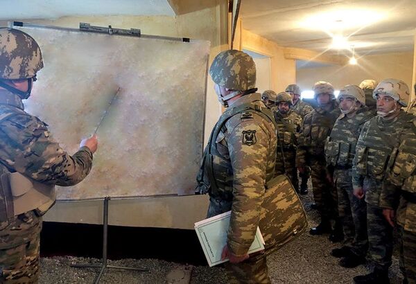 Азербайджанские военнослужащие провели разведку на местности Азербайджанские военнослужащие провели разведку на местности - Sputnik Азербайджан