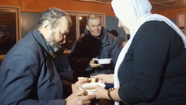 Жительница Казахстана бесплатно кормит бездомных - Sputnik Азербайджан